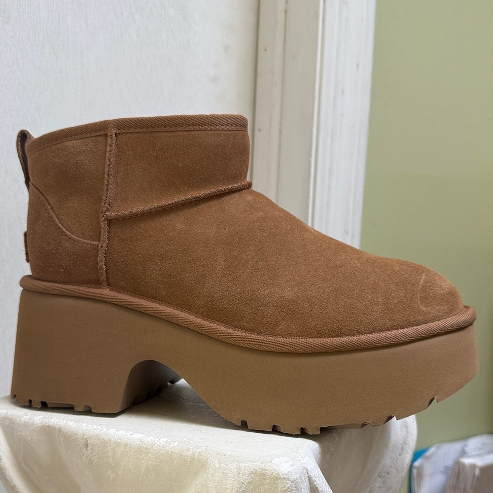 Ugg - Women's Classic Ultra Mini New Heights Boot size 8 H28N11